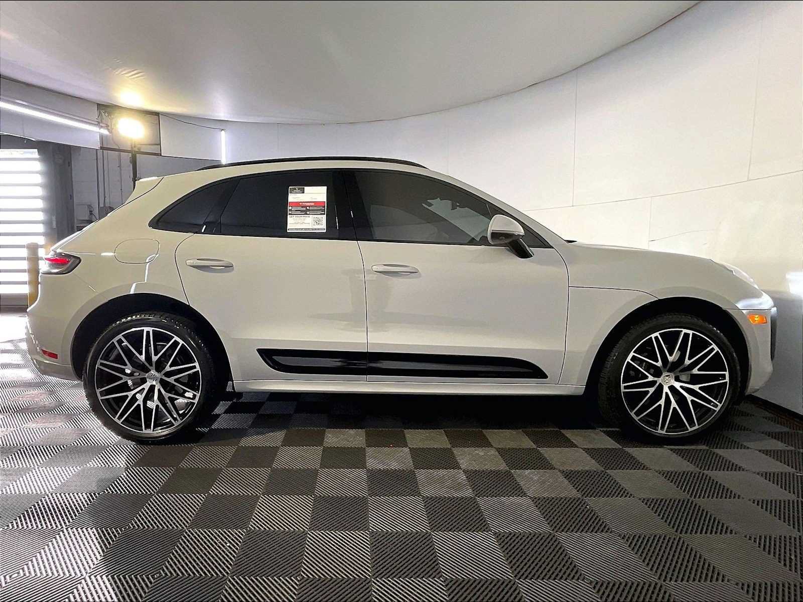 Certified 2024 Porsche Macan S AWD/4WD image 8