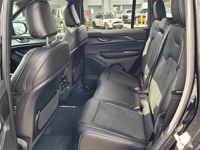 Used 2025 Jeep Grand Cherokee Altitude image 11