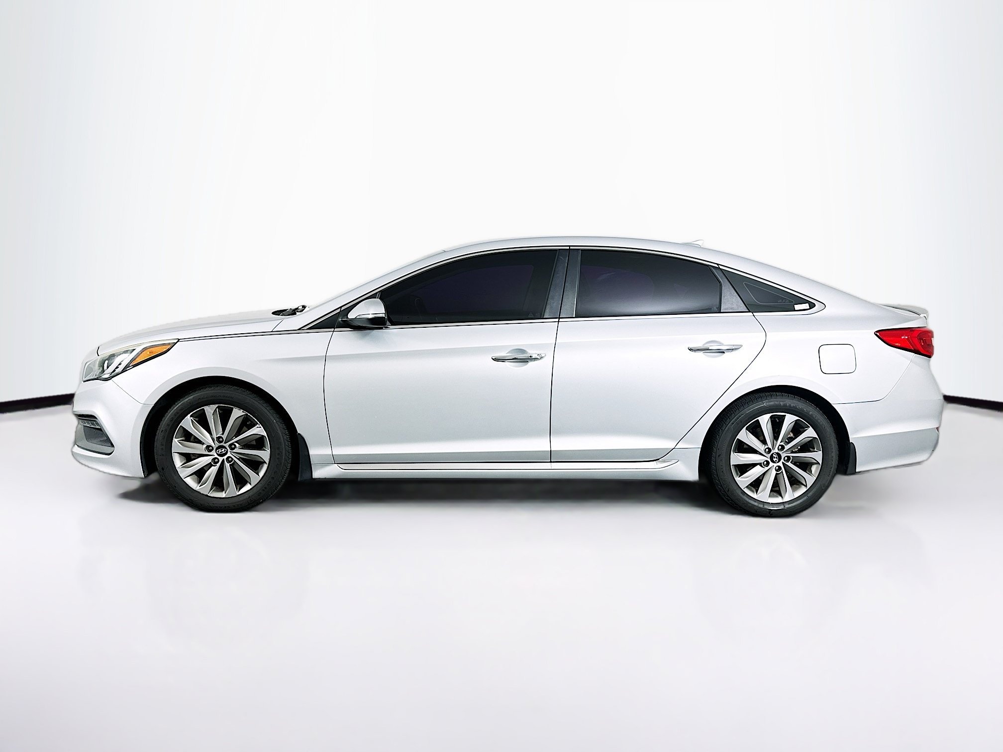 Used 2015 Hyundai Sonata Sport w/ Option Group 04 FWD image 4