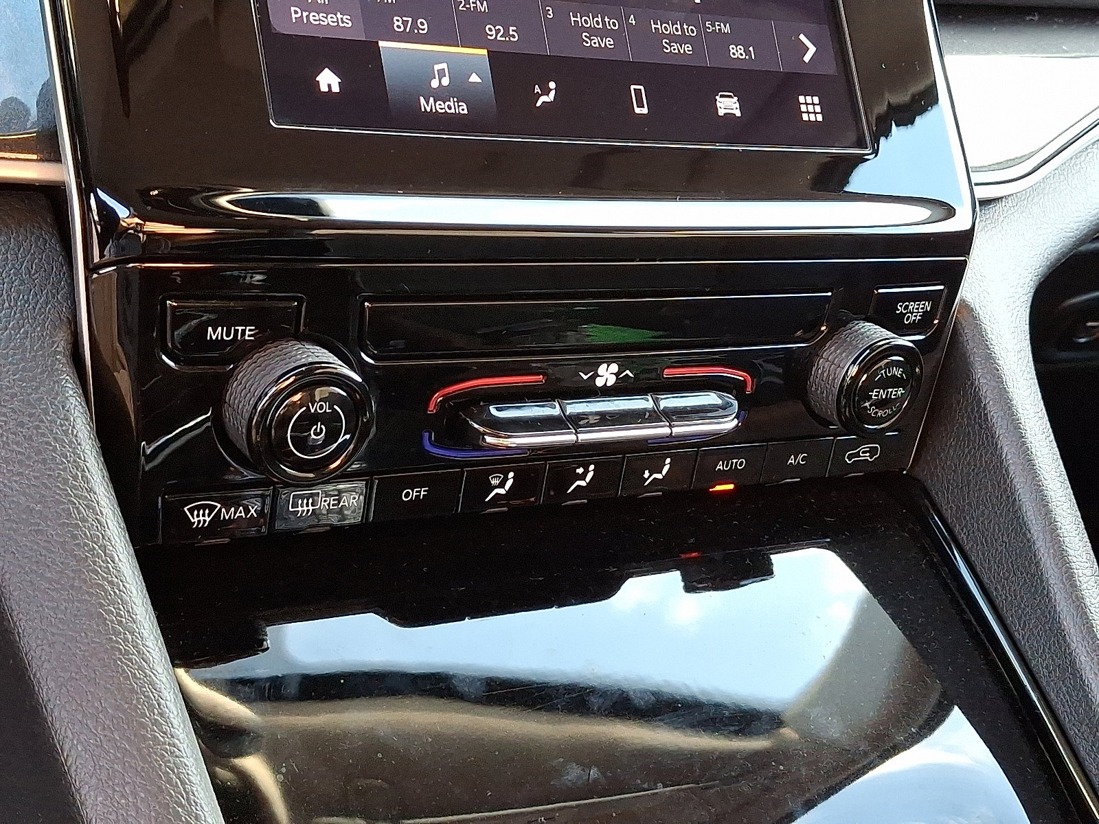 Used 2023 Jeep Grand Cherokee Laredo image 15