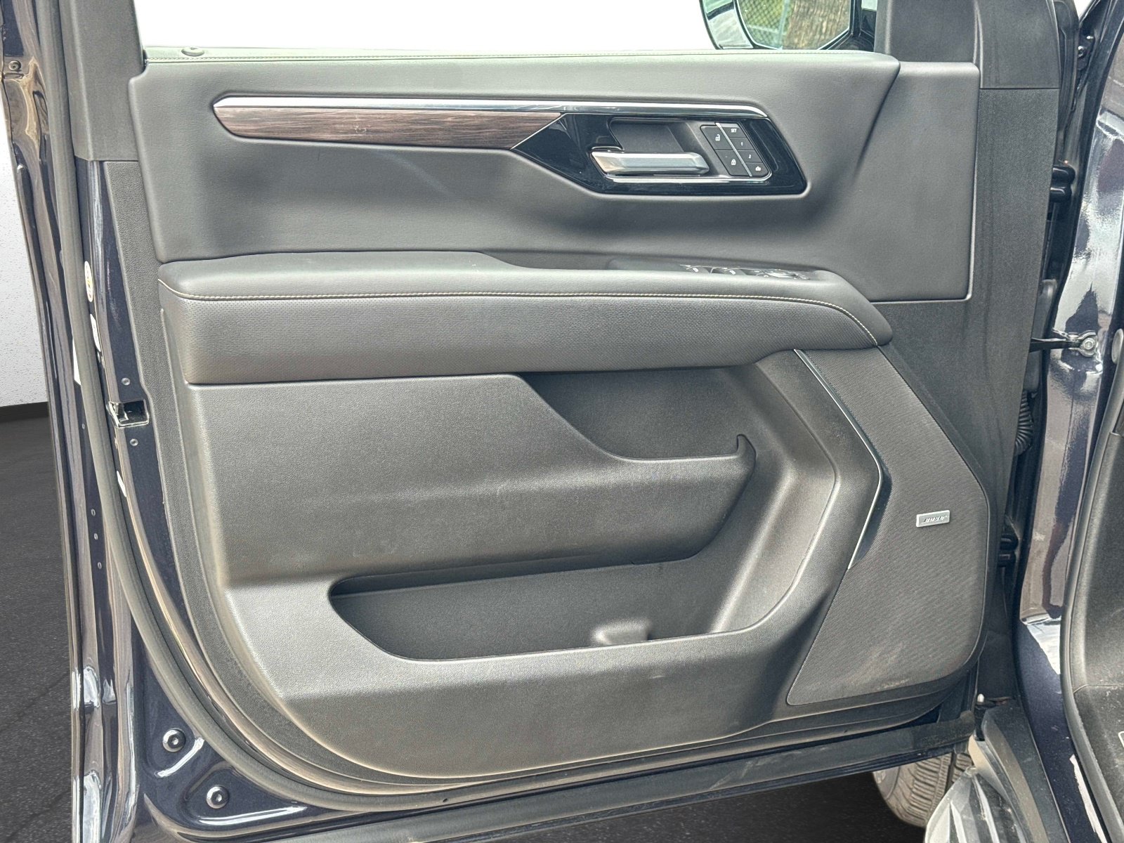 Used 2025 Chevrolet Suburban Premier RWD image 19