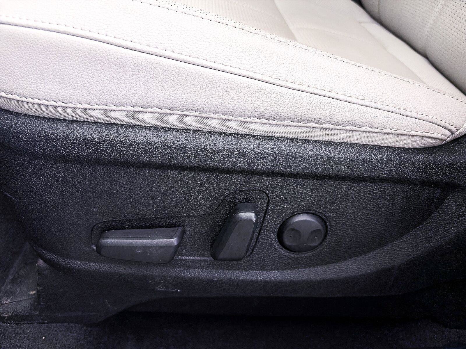 Used 2025 Kia Telluride EX w/ EX Captain's Chair Package FWD image 20
