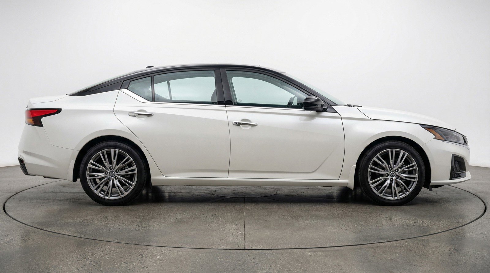 Used 2025 Nissan Altima 2.5 SV image 11