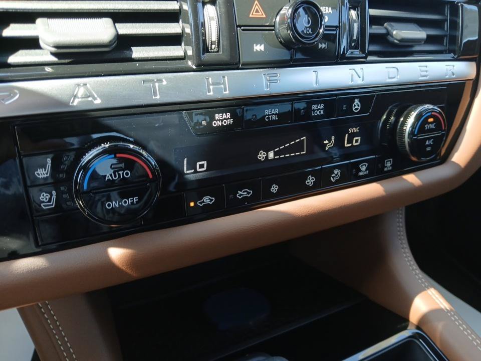 New 2026 Nissan Pathfinder Platinum FWD image 18