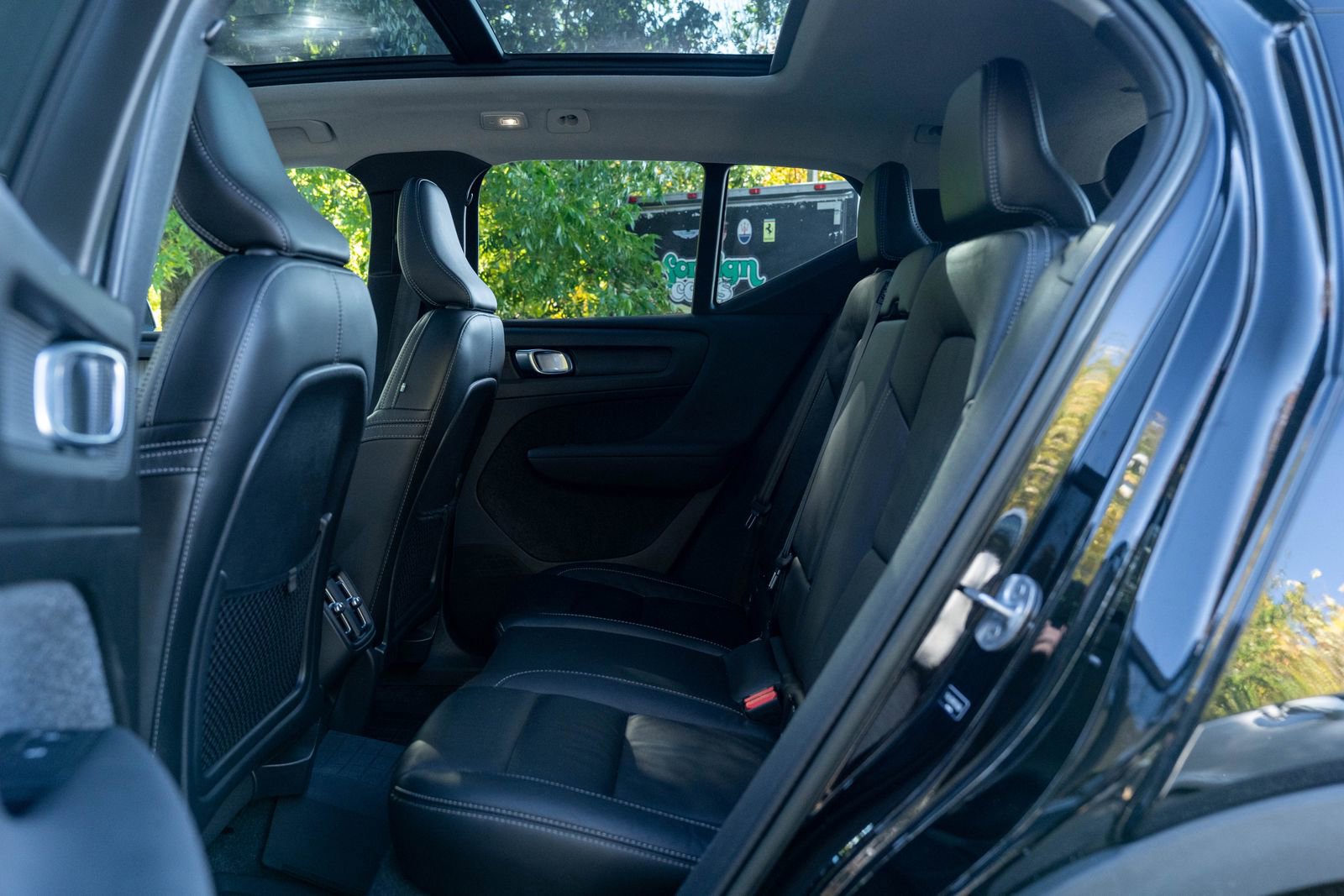 Used 2024 Volvo XC40 B5 Ultimate w/ Protection Package Premier image 28