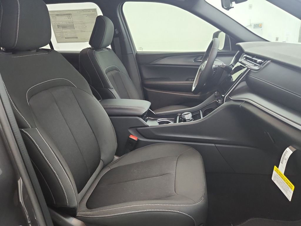 New 2025 Jeep Grand Cherokee Laredo image 32