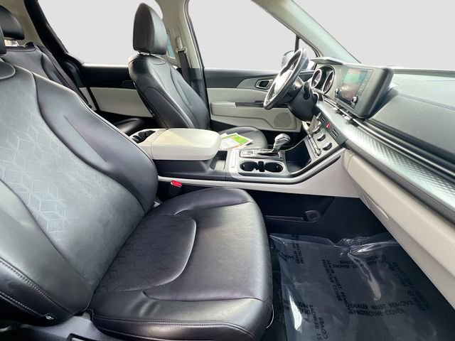 Used 2024 Kia Carnival LX image 28