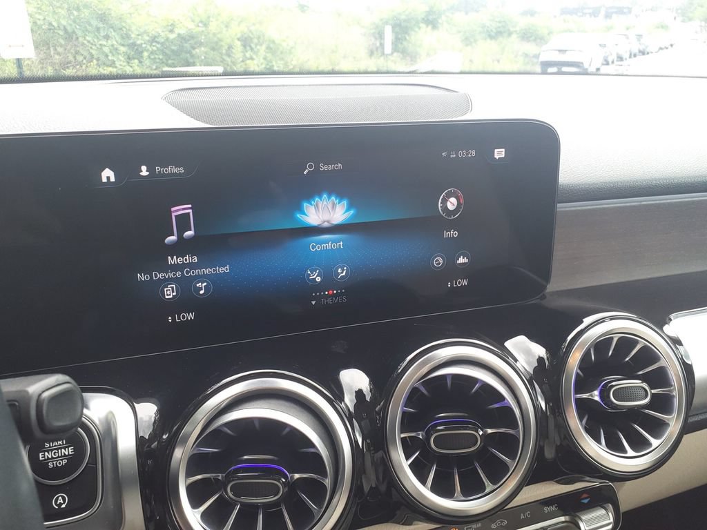 Certified 2023 Mercedes-Benz GLB 250 4MATIC w/ Premium Package image 27