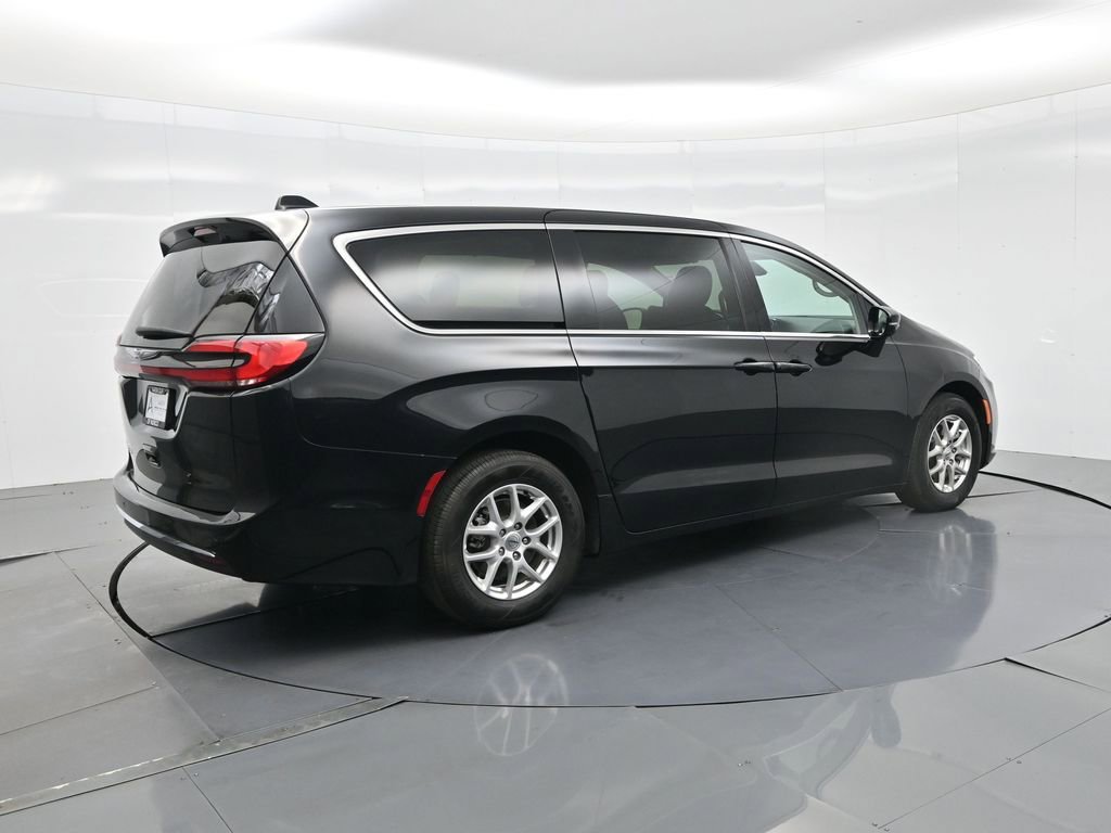 Used 2024 Chrysler Pacifica Touring-L image 7