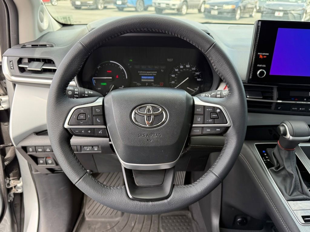 Used 2025 Toyota Sienna XLE w/ XLE Plus Package FWD image 24