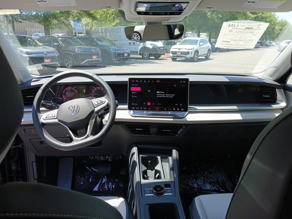 Used 2025 Volkswagen Tiguan SE image 13