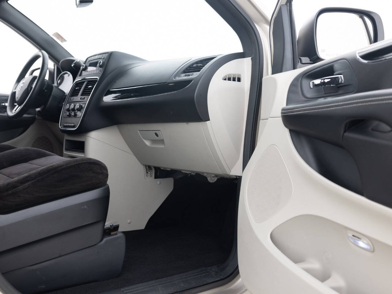 Used 2014 Dodge Grand Caravan SE FWD image 30