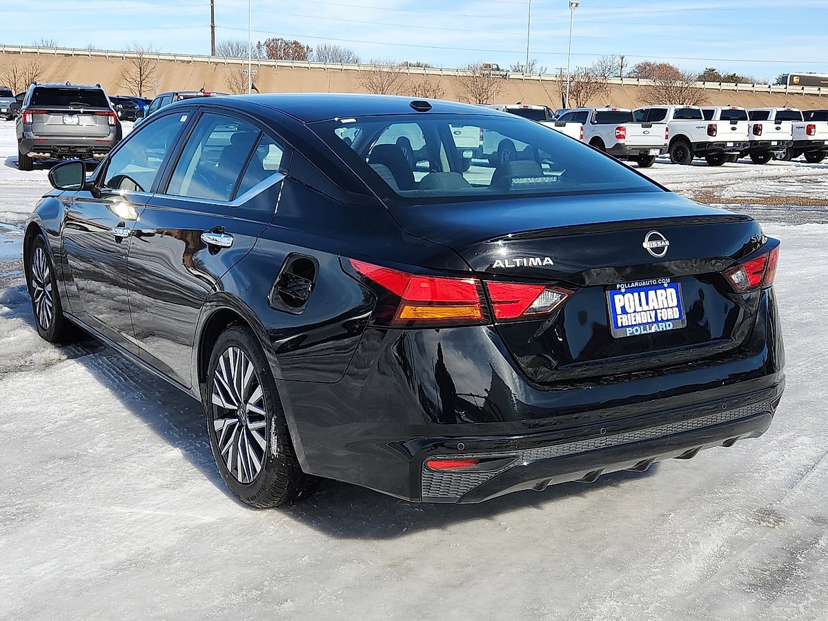 Used 2024 Nissan Altima 2.5 SV image 2