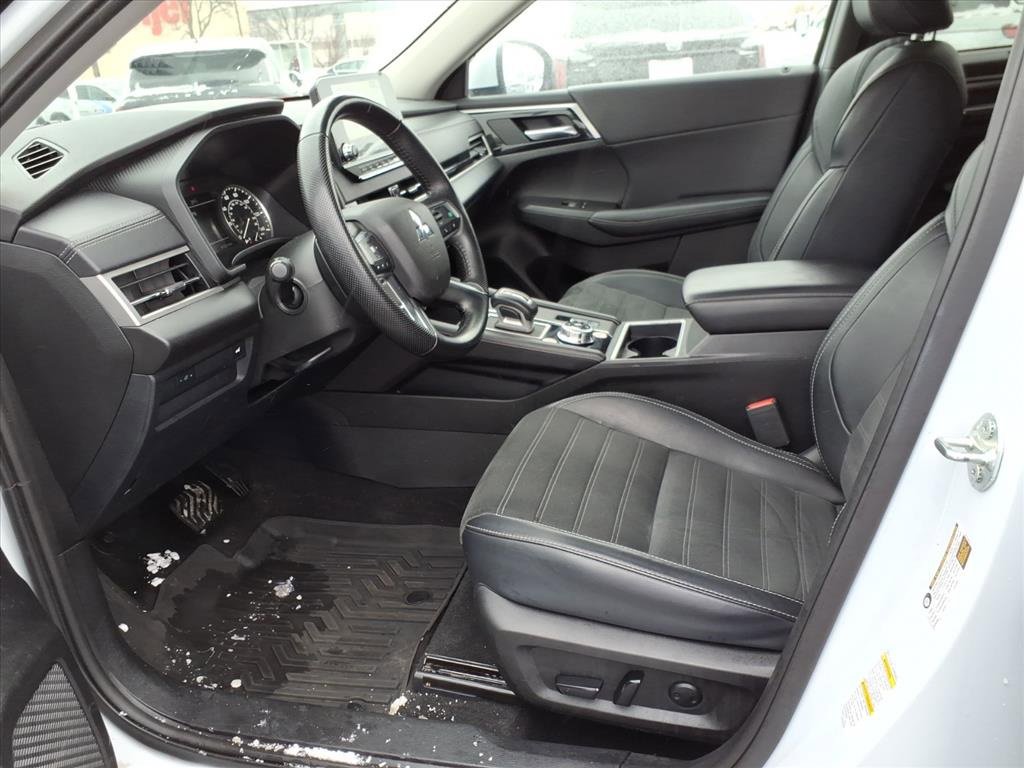 Used 2024 Mitsubishi Outlander SE image 10