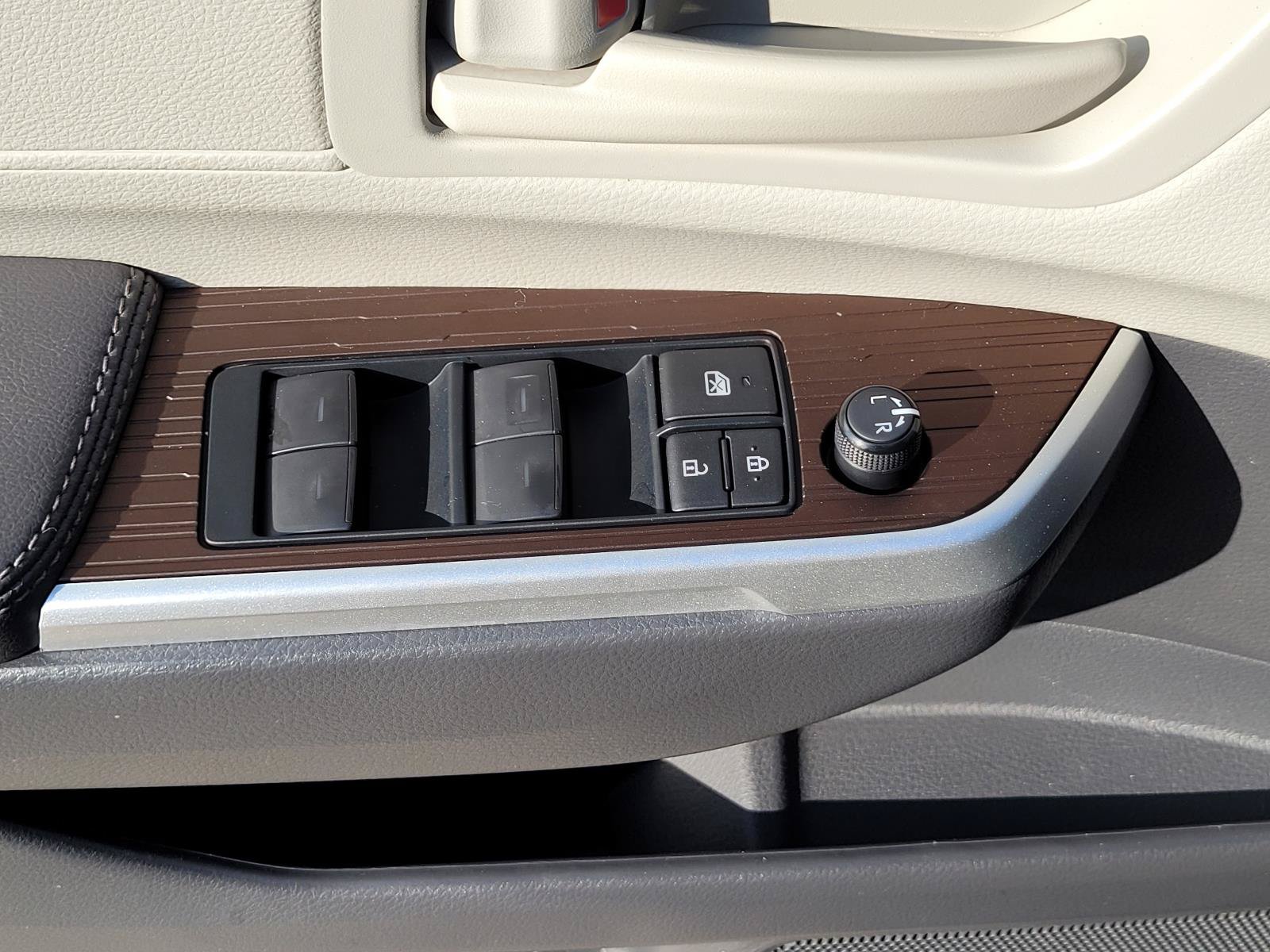 Used 2023 Toyota Sienna LE w/ LE Plus Package FWD image 25