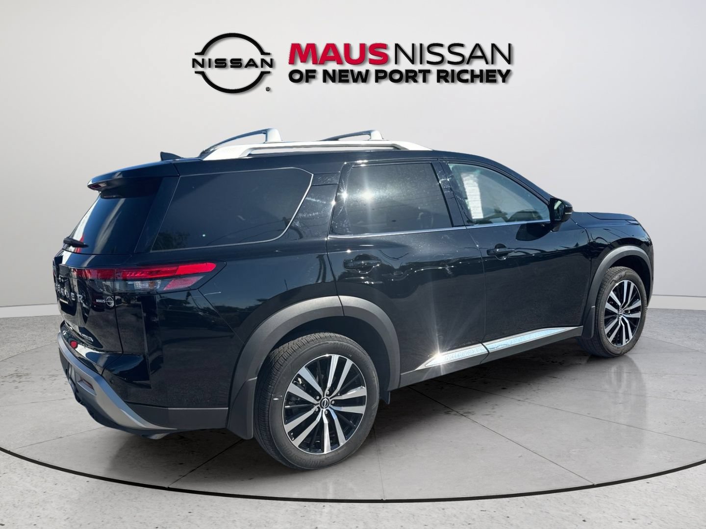 Certified 2025 Nissan Pathfinder Platinum w/ Cargo Package FWD image 12