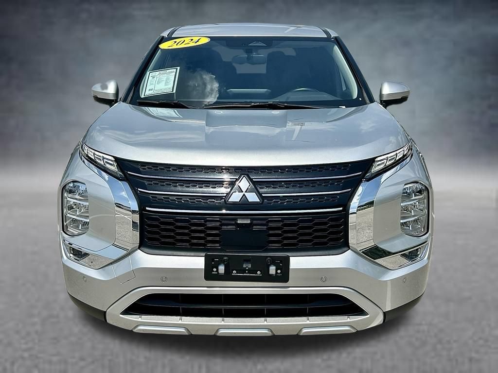 Used 2024 Mitsubishi Outlander SE FWD image 2