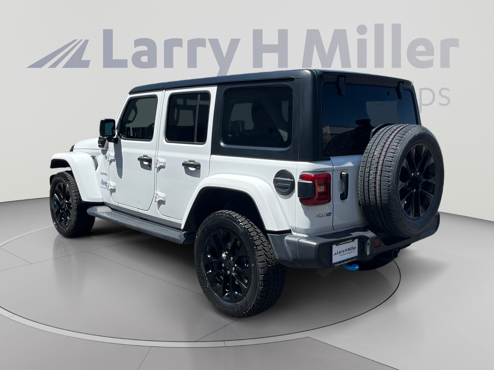 Used 2023 Jeep Wrangler Unlimited Sahara w/ Cold Weather Group AWD/4WD image 3