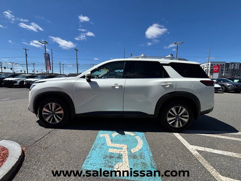 Certified 2023 Nissan Pathfinder SL w/ Black Appearance Package AWD/4WD image 4