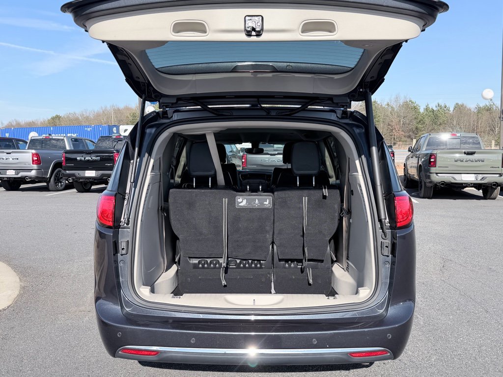 Used 2020 Chrysler Pacifica Touring-L FWD image 9