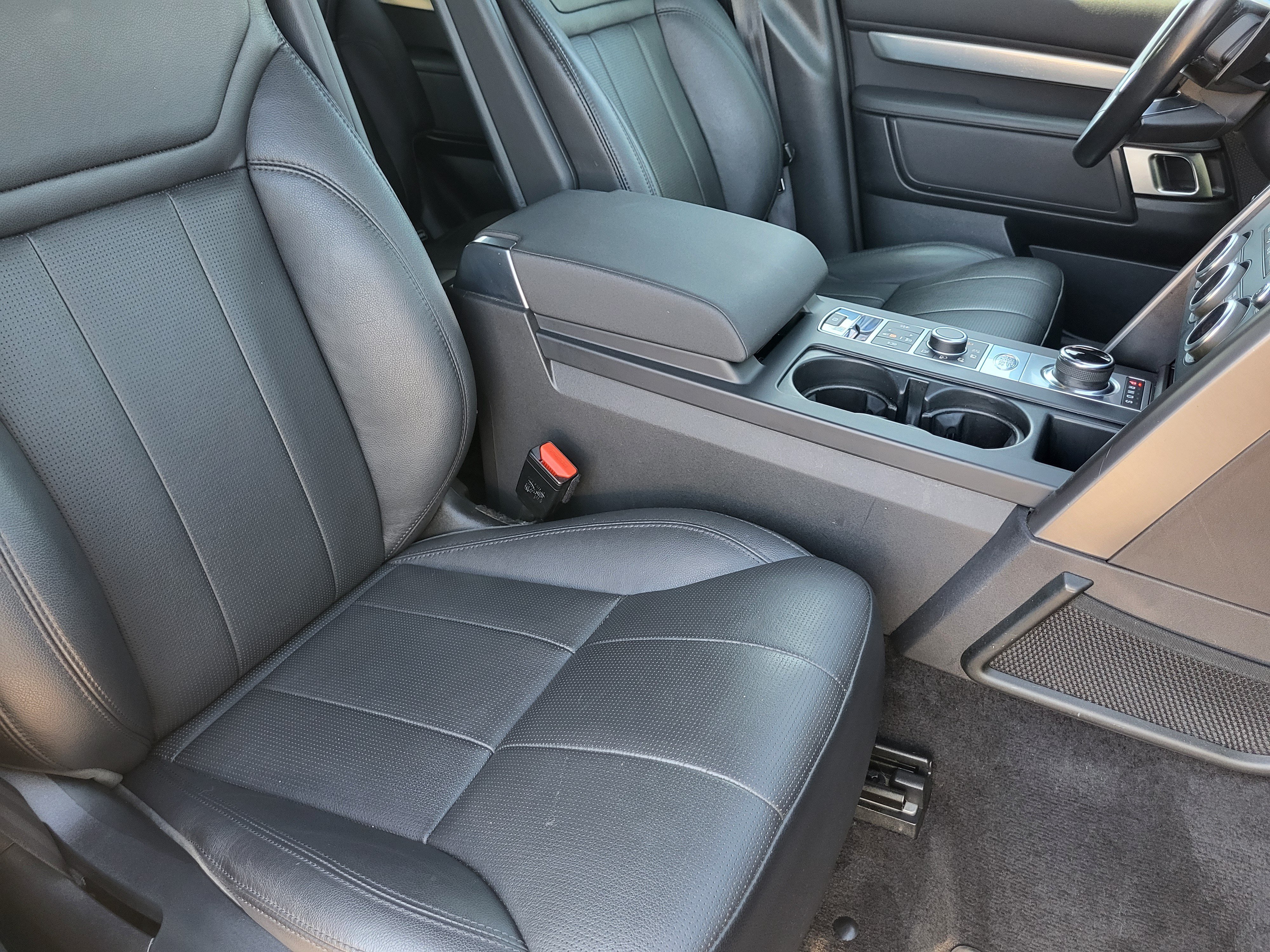 Used 2020 Land Rover Discovery Landmark AWD/4WD image 11