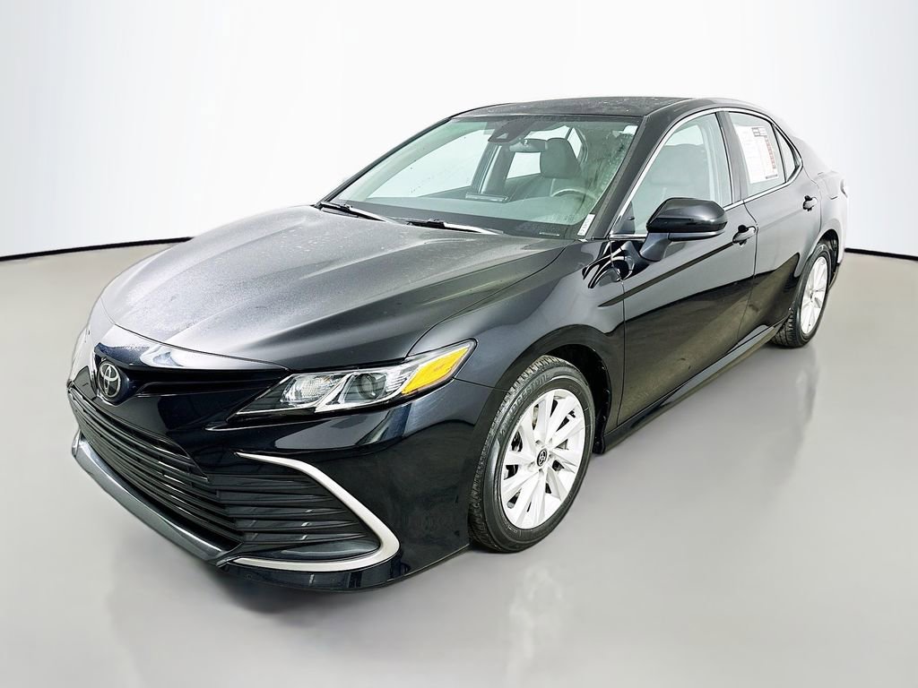 Used 2022 Toyota Camry LE image 3