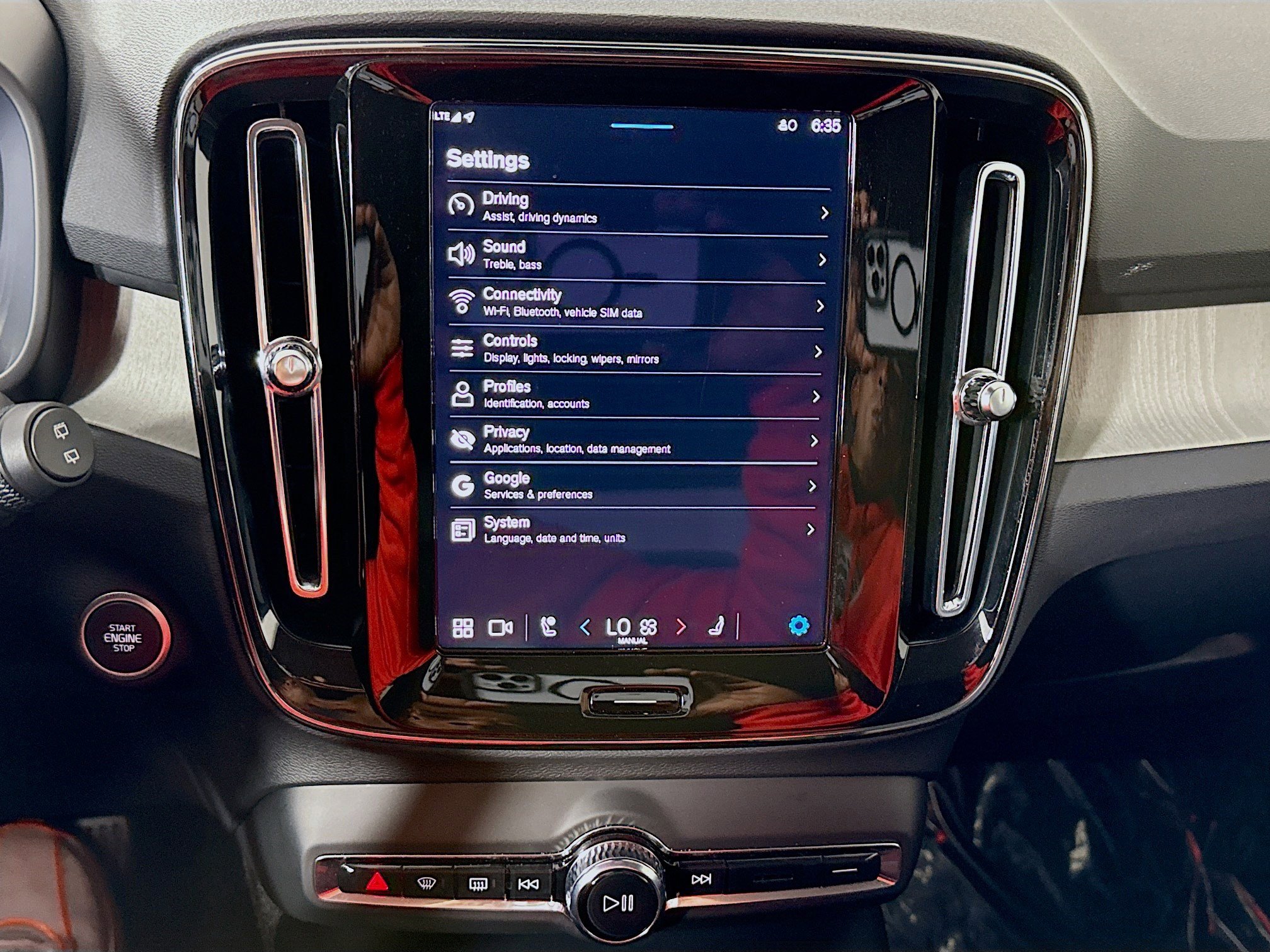 Used 2025 Volvo XC40 B5 Core image 18