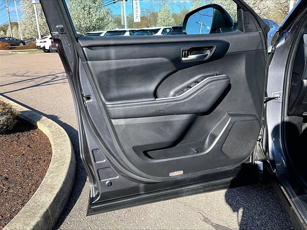 Used 2023 Toyota Highlander XLE AWD/4WD image 9