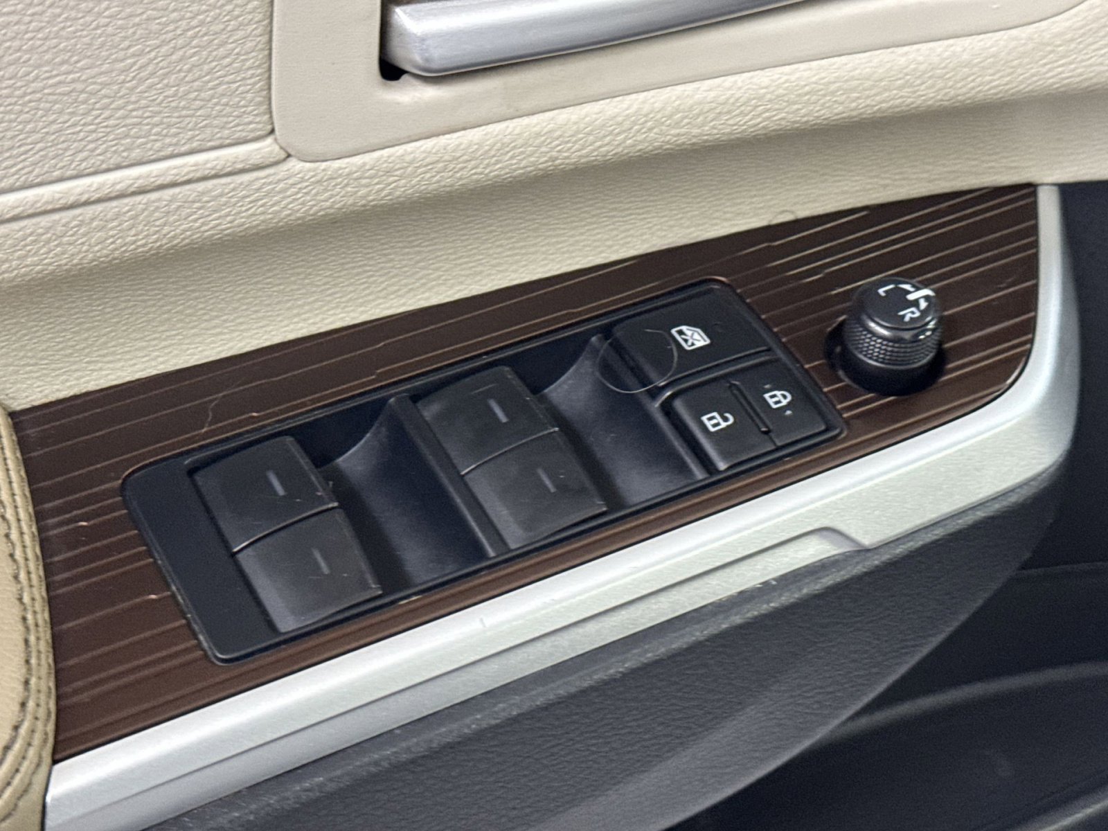 Used 2022 Toyota Sienna XLE image 18