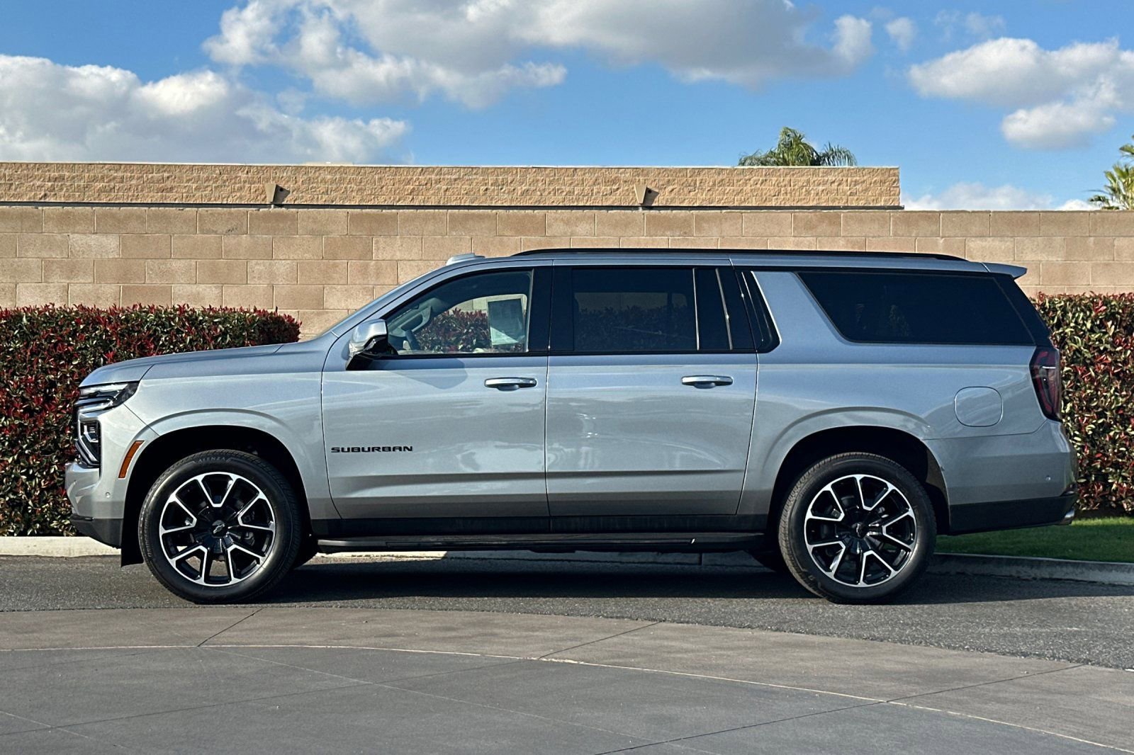 Certified 2025 Chevrolet Suburban RST image 7