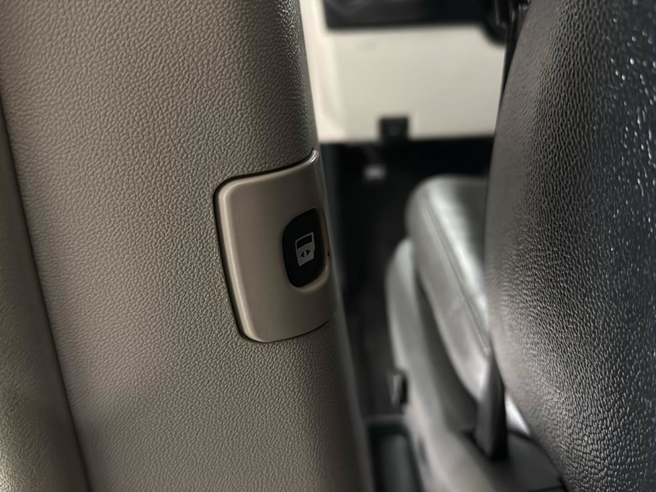 Used 2015 Chrysler Town & Country Touring FWD image 35