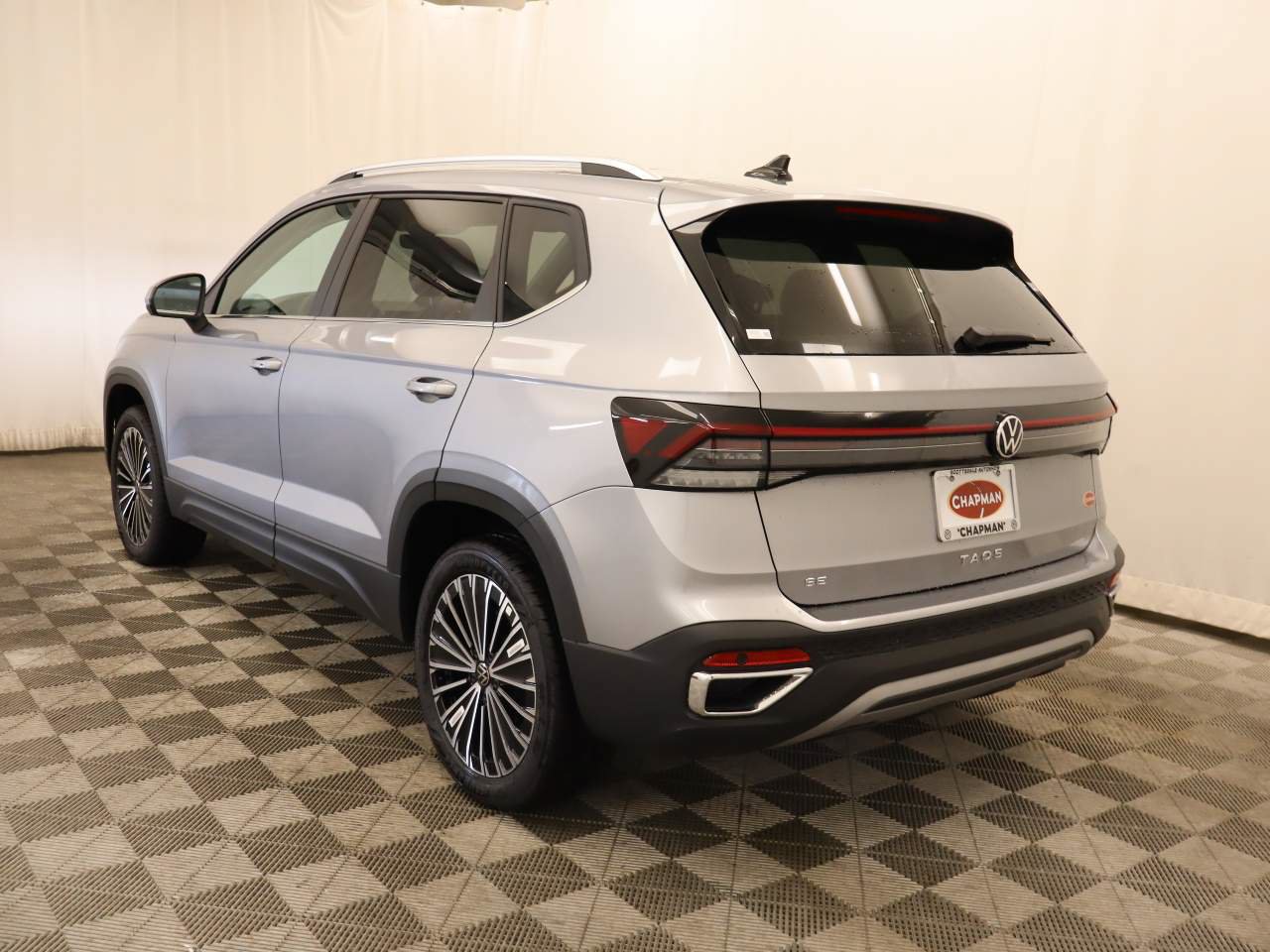 New 2026 Volkswagen Taos SE FWD image 3