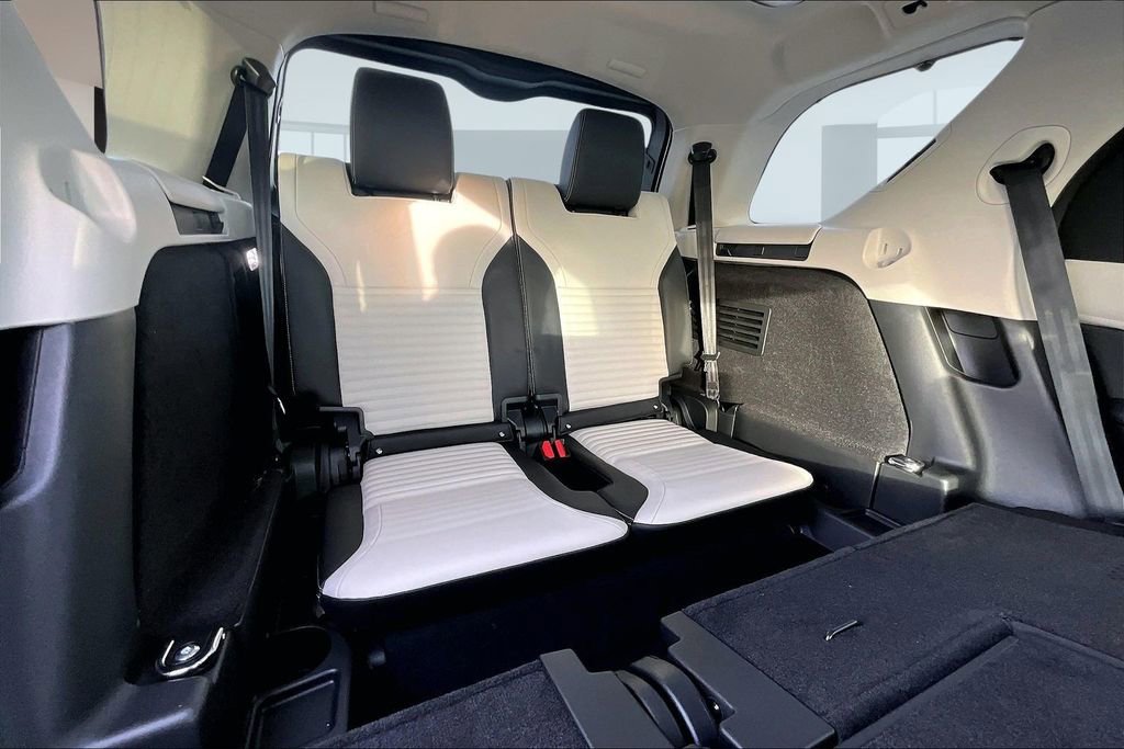 New 2026 Land Rover Discovery Limited Edition image 11