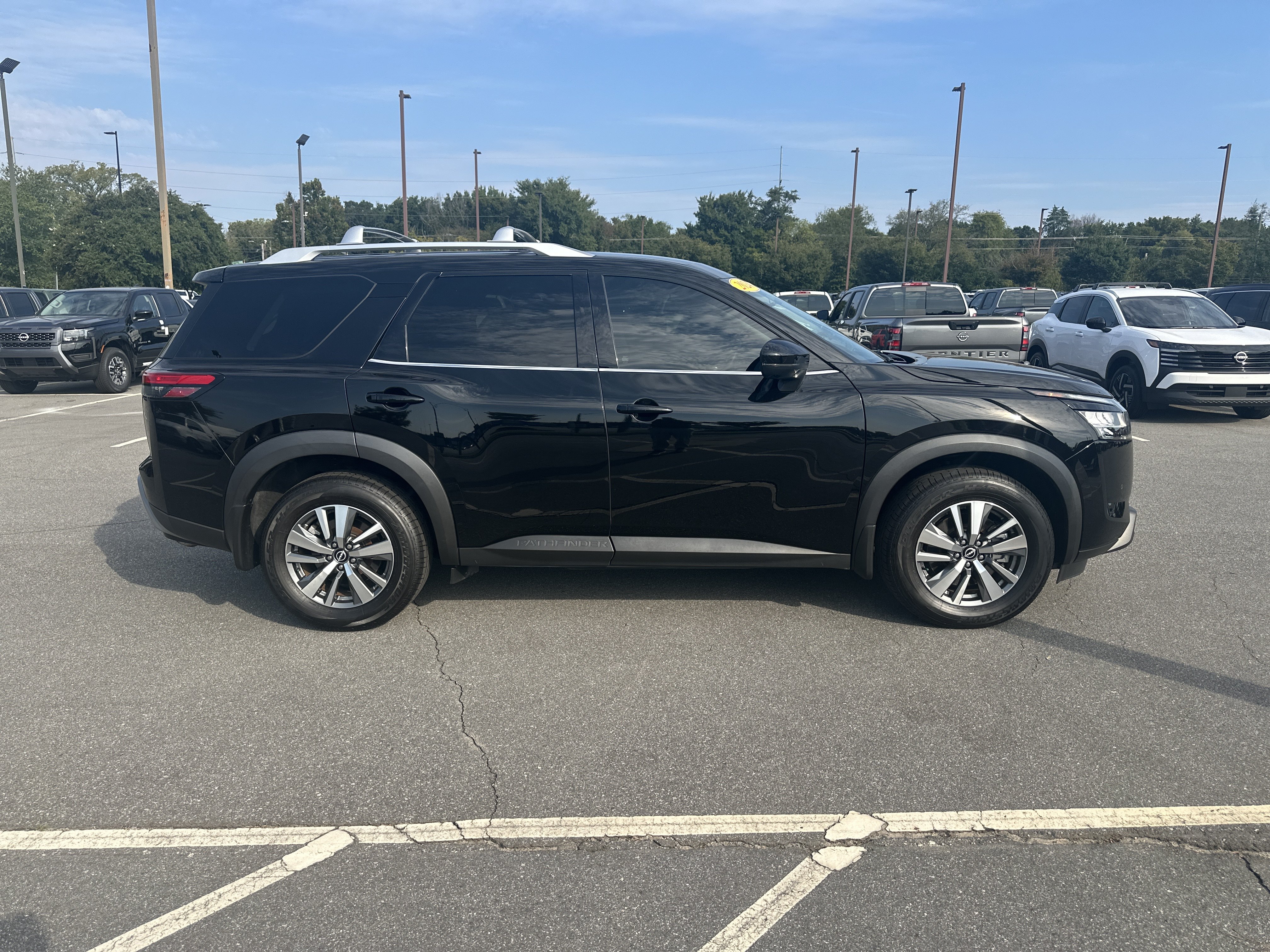 Certified 2024 Nissan Pathfinder SL w/ Black Appearance Package FWD image 4
