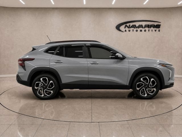 Used 2025 Chevrolet Trax RS w/ Sunroof Package FWD image 9
