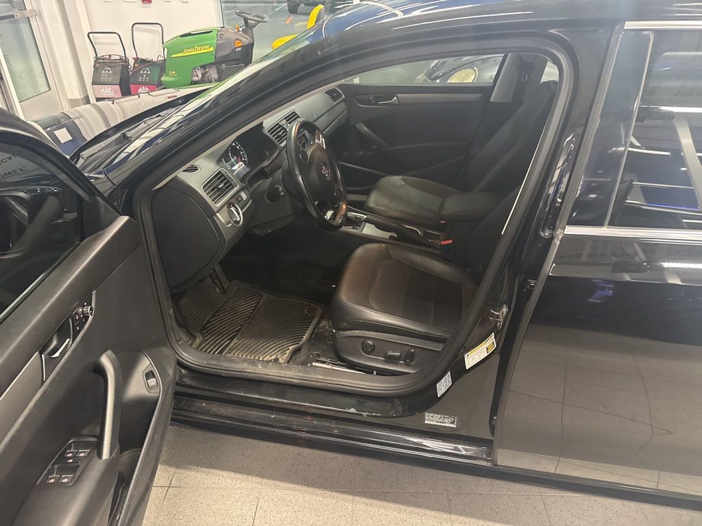 Used 2014 Volkswagen Passat TDI SE image 1