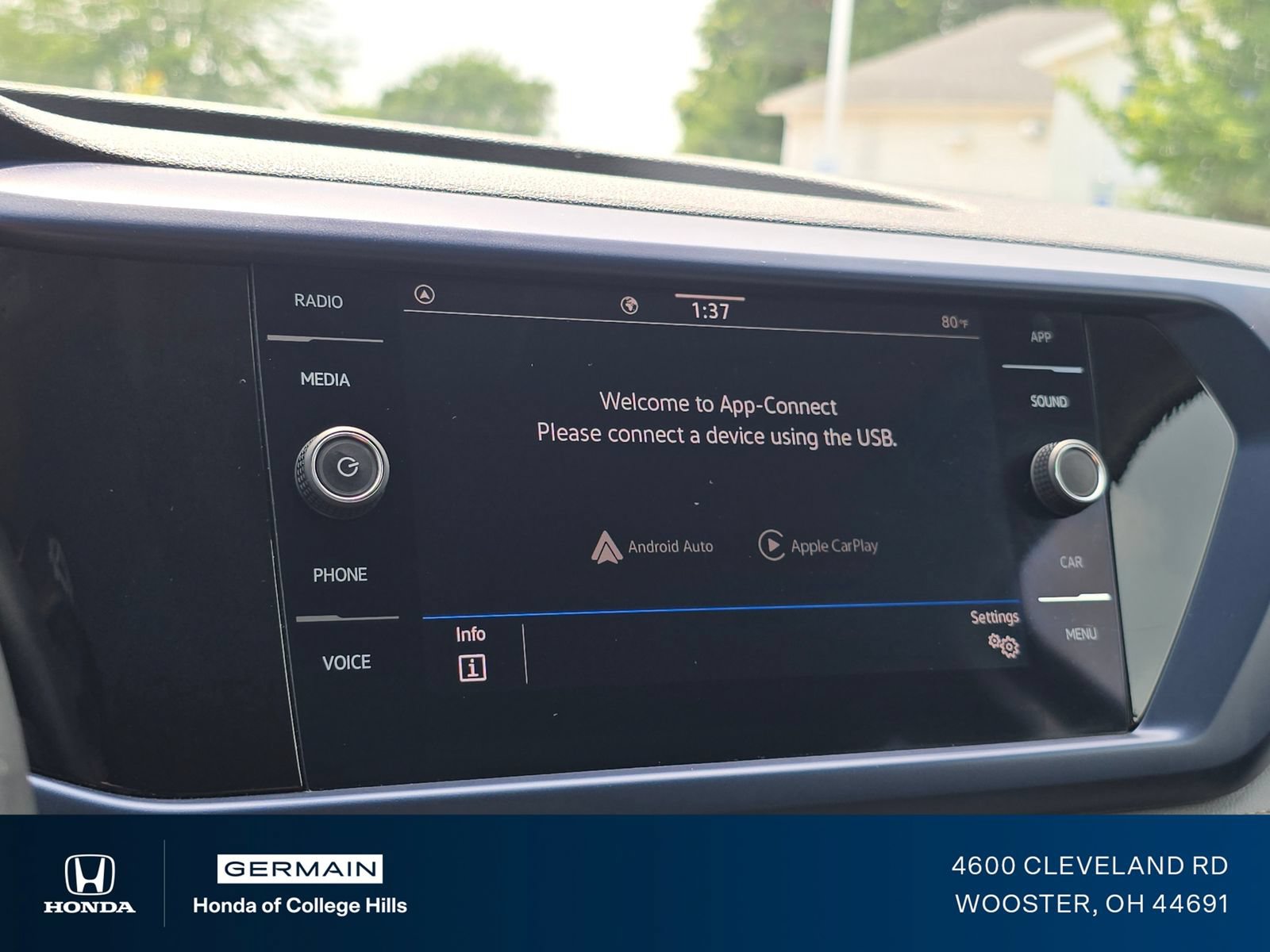 Used 2024 Volkswagen Taos SE FWD image 3