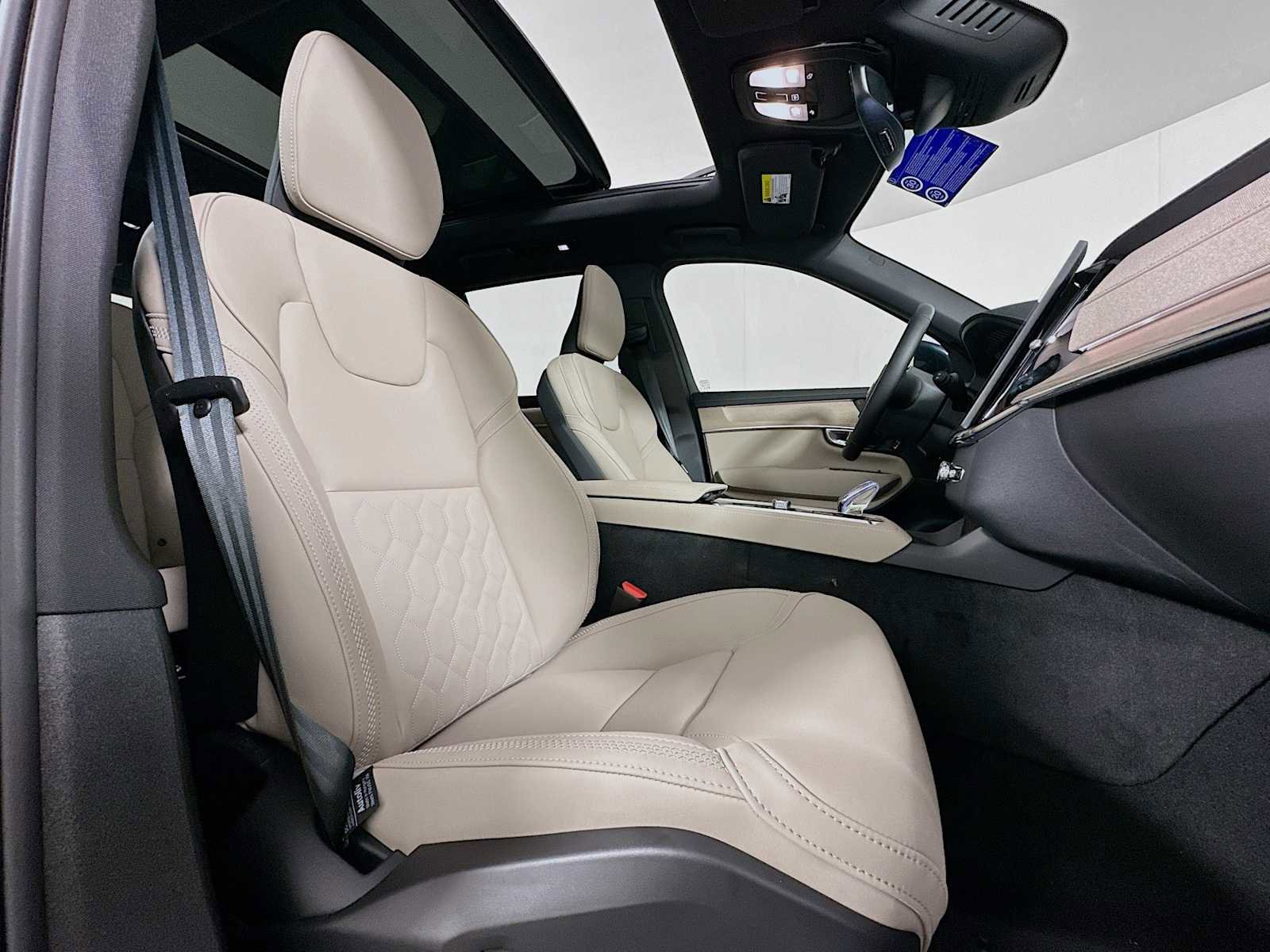 New 2026 Volvo XC90 B6 Plus w/ Protection Package Premier image 28