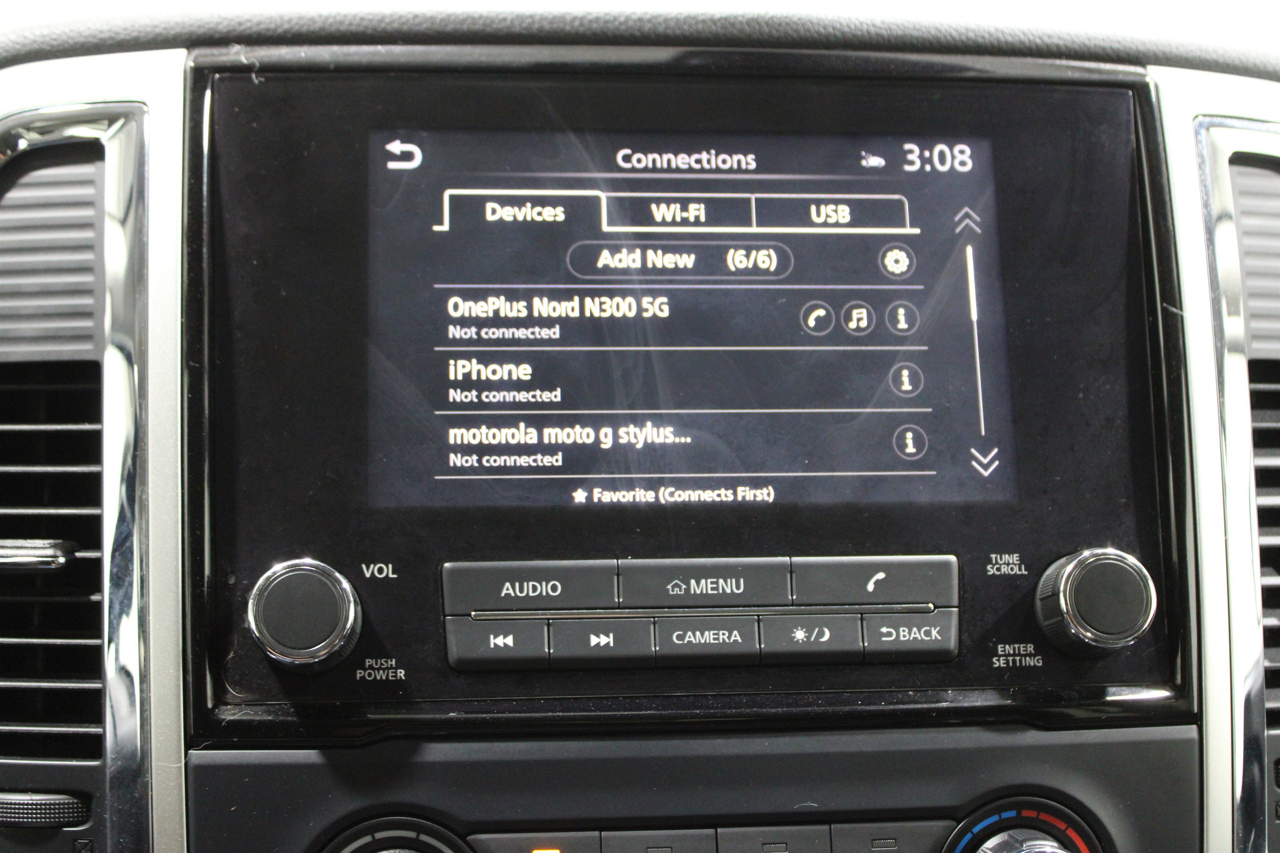 Used 2021 Nissan Titan SV image 14