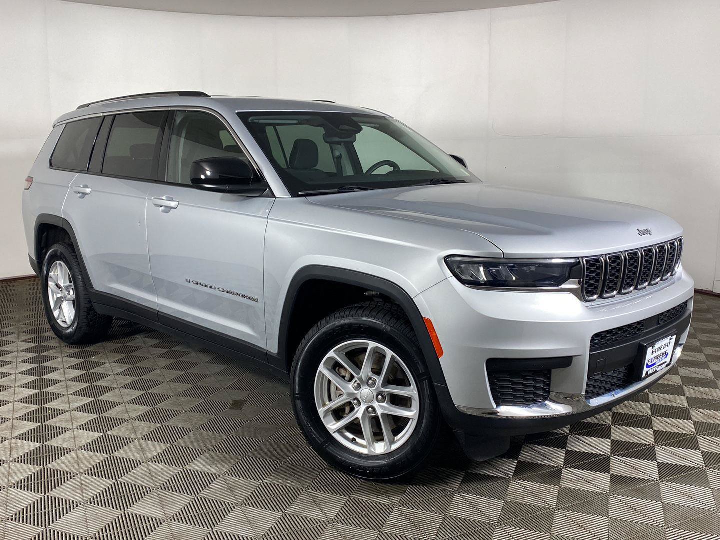 Used 2023 Jeep Grand Cherokee L Laredo w/ Luxury Tech Group I AWD/4WD image 1