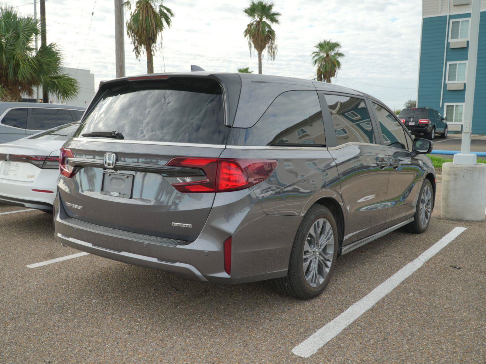 Used 2025 Honda Odyssey Touring image 3