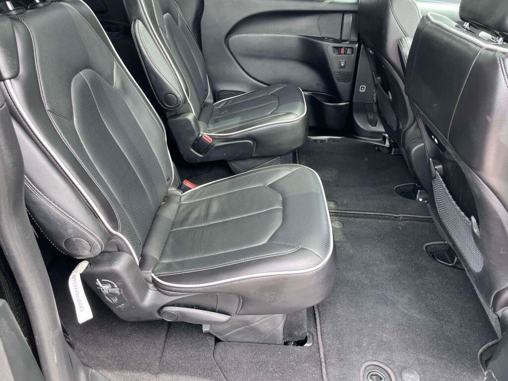 Used 2025 Chrysler Pacifica Limited FWD image 21
