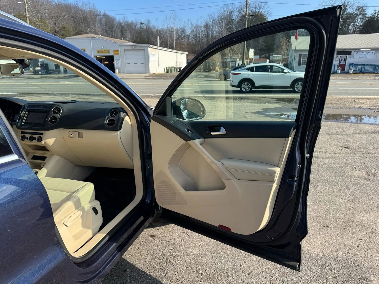 Used 2016 Volkswagen Tiguan SE image 15