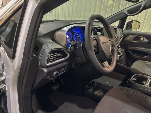 Used 2023 Chrysler Pacifica Touring image 13