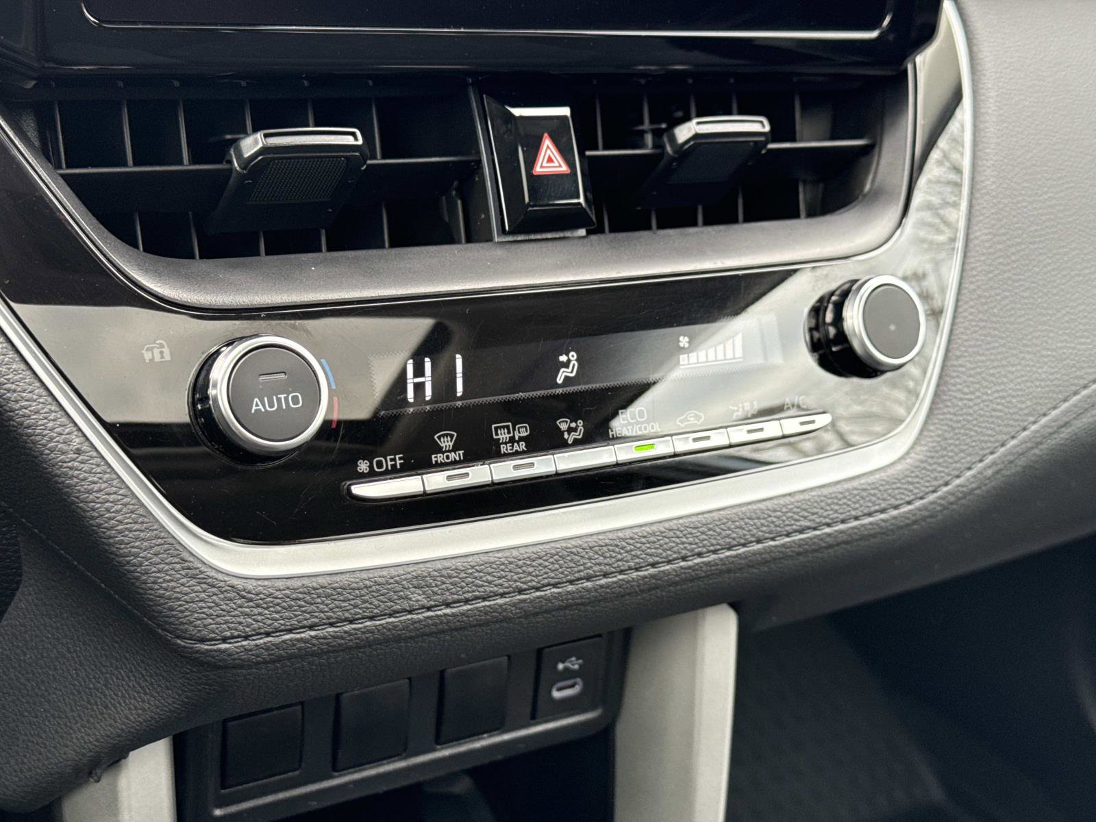 Used 2025 Toyota Corolla Cross LE w/ Moonroof Package image 7