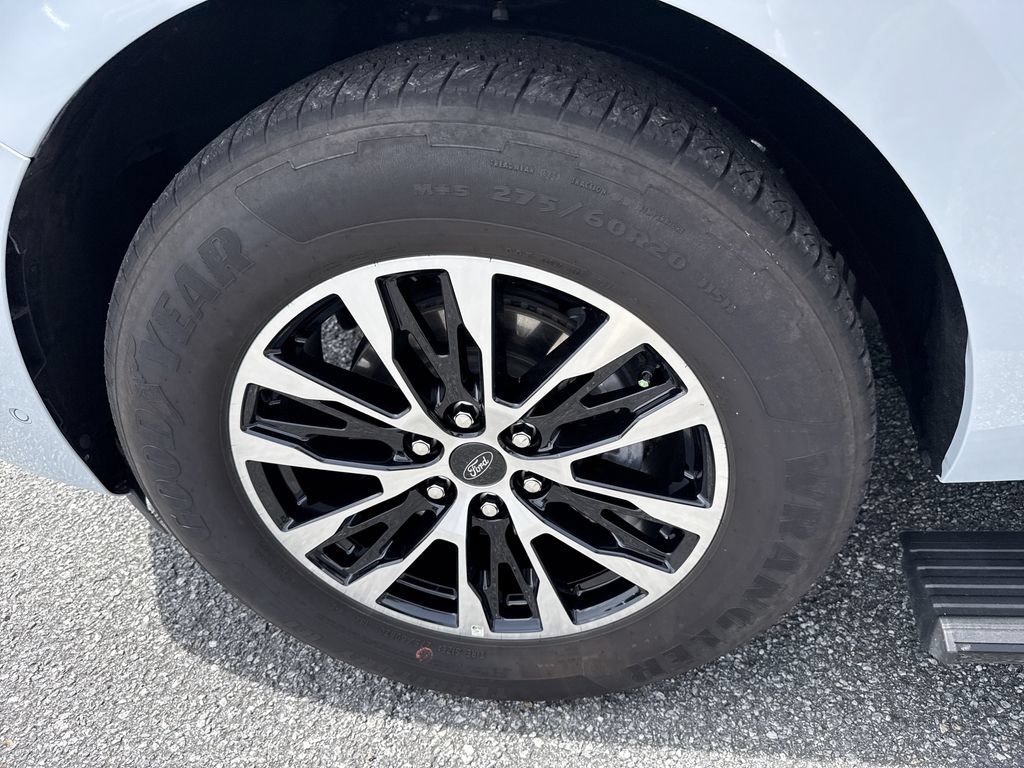 Used 2025 Ford Expedition Platinum AWD/4WD image 11