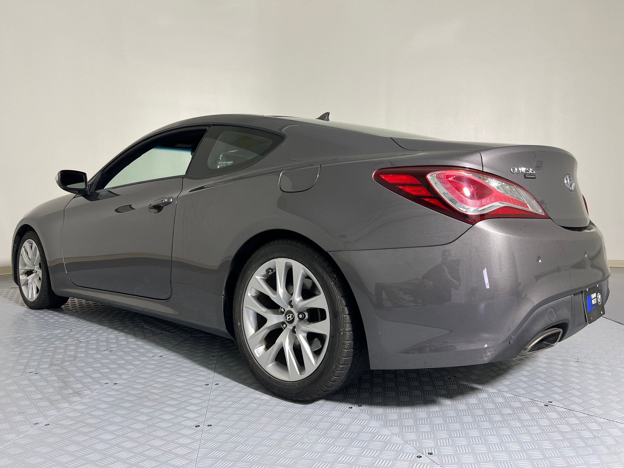 Used 2013 Hyundai Genesis 3.8 image 3