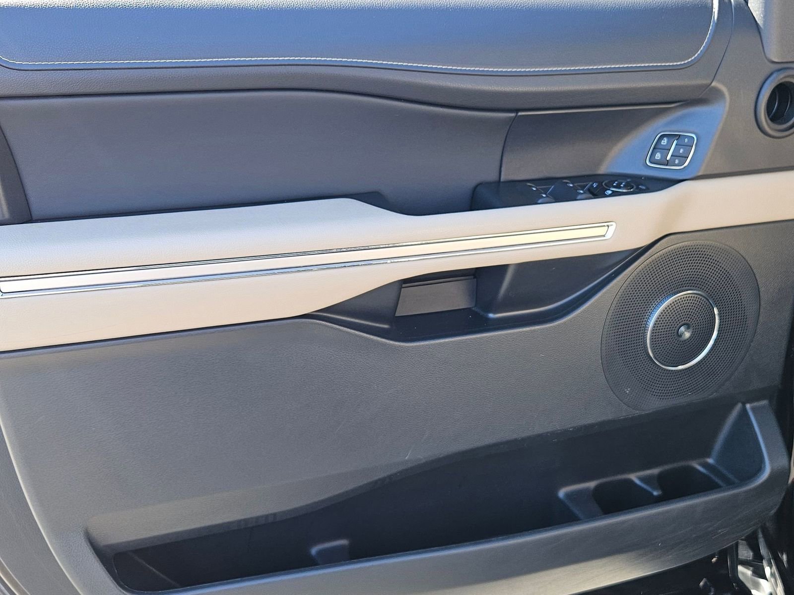 Certified 2023 Ford Expedition Limited image 11