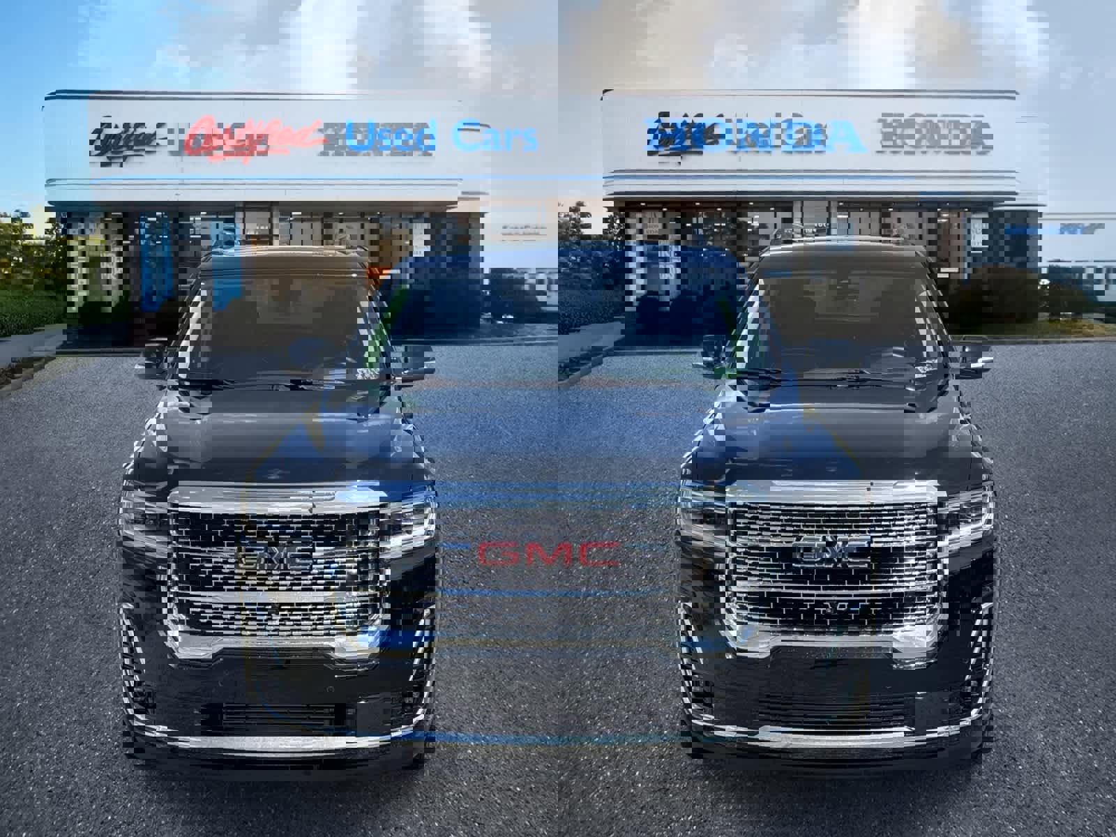 Used 2023 GMC Acadia Denali w/ Black Diamond Edition image 8