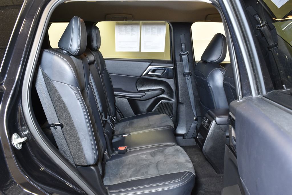 Used 2024 Mitsubishi Outlander SE Black Edition image 30